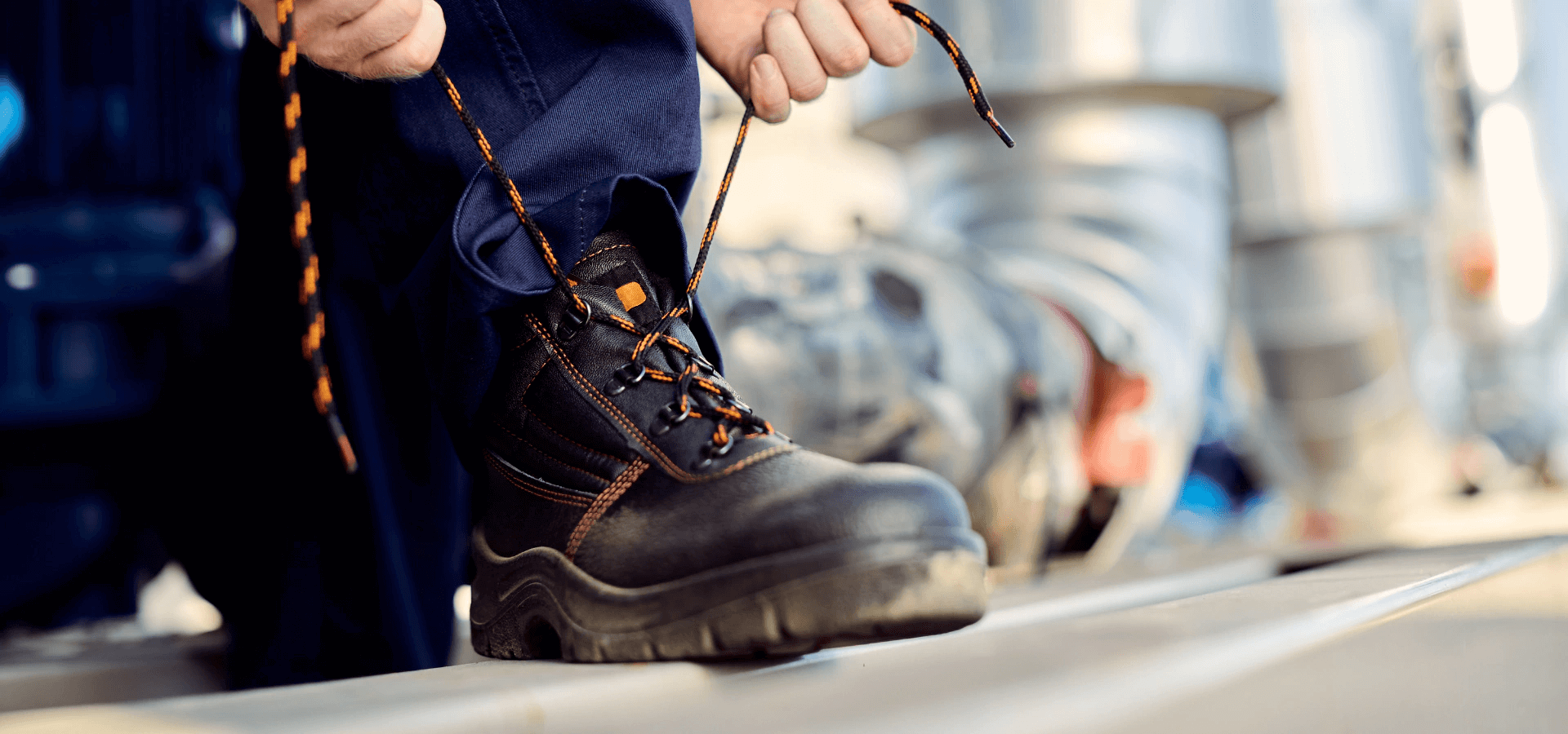 Equipos de protección personal en oferta: cascos, guantes y calzado.